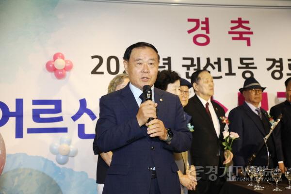 [크기변환]사진설명1 수원특례시의회 이재식 의장이 25일 루클라비웨딩홀에서 열린 ‘2026 권선1동 경로잔치’에서 축사를 하고 있다.jpg