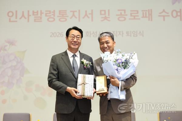 [크기변환]6-2. 정명근 화성특례시장과 퇴임하는 공직자가 기념촬영을 하고 있다.jpg