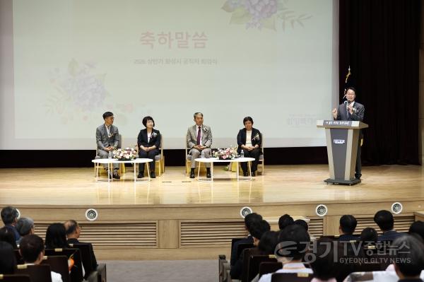 [크기변환]6-3. 정명근 화성특례시장이 퇴임하는 공직자들에게 축하인사를 건네고 있다.jpg