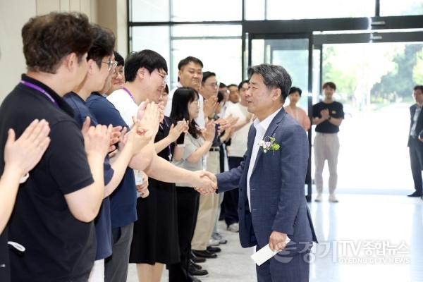 [크기변환]사진설명4 정광량 수원특례시의회 사무국장이 공로연수 기념식 후 직원들과 인사를 나누고 있다.jpg