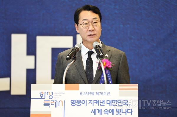 [크기변환]2-1. 정명근 화성특례시장이 6·25 전쟁 제76주년 기념식에서 참전유공자 분들께 감사의 마음을 전하고 있다.jpg