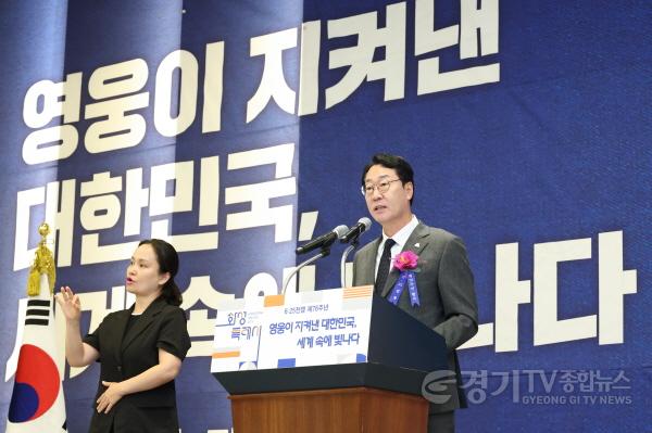 [크기변환]2-2. 정명근 화성특례시장이 참전유공자 분들께 감사의 마음을 전하고 있다.jpg