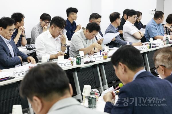 [크기변환]8-3. 화성미래비전위원회 위원들이 민선 9기 시정 비전과 공약을 논의하고 있다.jpg
