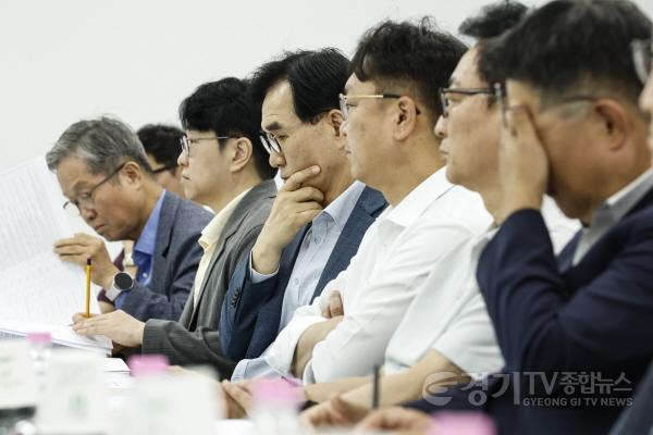 [크기변환]8-5. 화성미래비전위원회 전체회의를 진행하고 있다.jpg