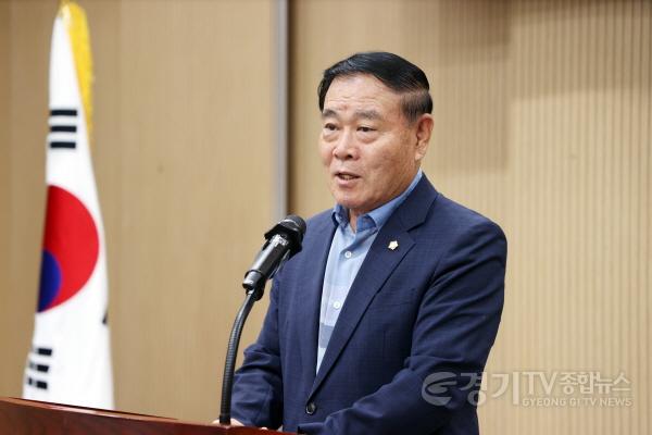 [크기변환]사진설명1  이재식 의장이 30일 의회 1층 다목적실에서 제12대 의회 마무리에 따른 인사말을 하고 있다.jpg