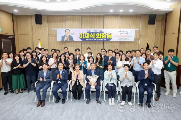 [크기변환]사진설명2  수원특례시의회가 30일 의회 1층 다목적실에서 제12대 의회 마무리 행사를 갖고 기념촬영을 하고 있다.jpg