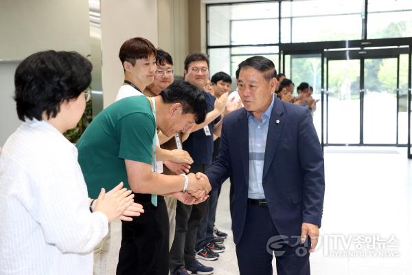 [크기변환]사진설명3 이재식 의장이 30일 의회 1층 로비에서 의회사무국 직원들의 배웅을 받으며 인사를 나누고 있다.jpg