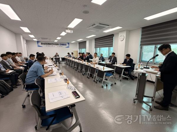 [크기변환]5-3. 화성미래비전위원회 전체회의에서 참석자들이 민선 9기 핵심공약 실현을 위한 전문가 TF 운영 계획을 공유하고 있다.jpg
