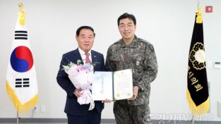 [크기변환]사진설명1) 수원특례시의회 이재식 의장이 12일 의회 세미나실에서 육군 제51보병사단 관계자로부터 감사패를 전달받은 뒤 기념촬영을 하고 있다 (1).jpg
