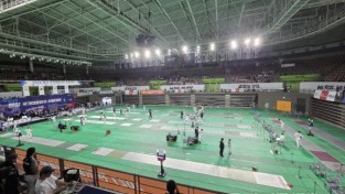 [크기변환]3. 화성종합경기타운 실내체육관에서 열린 2027년 전국체육대회 프레(Pre)대회 겸 2026 펜싱 국가대표선수 선발 전국대회에서 선수들이 경기를 펼치고 있다 (1).jpg