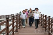 [크기변환]6-1. 정명근 화성특례시장이 25일 ‘화성 황금해안길을 점검하고 있다.jpg