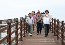 [크기변환]6-1. 정명근 화성특례시장이 25일 ‘화성 황금해안길을 점검하고 있다.jpg