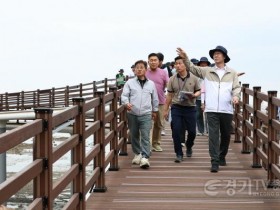 [크기변환]6-1. 정명근 화성특례시장이 25일 ‘화성 황금해안길을 점검하고 있다.jpg