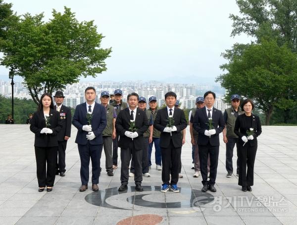 [크기변환][보도자료 사진01]제10대 하남시의회 현충탑 참배로 공식 출범 오직 시민을 위한 4년 다짐.jpg