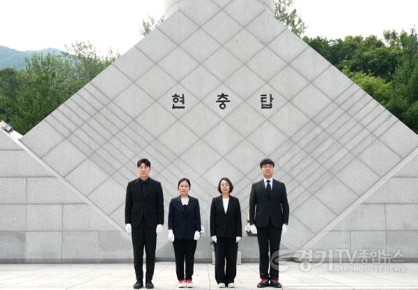 [크기변환][보도자료 사진02]제10대 하남시의회 현충탑 참배로 공식 출범 오직 시민을 위한 4년 다짐.jpg