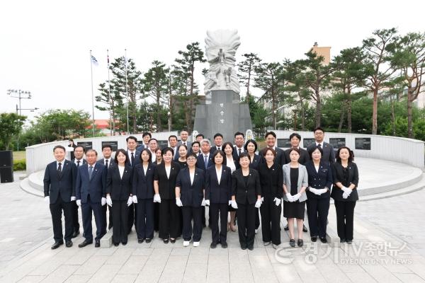 [크기변환]제10대화성특례시의회_현충탑참배_기념사진.jpg