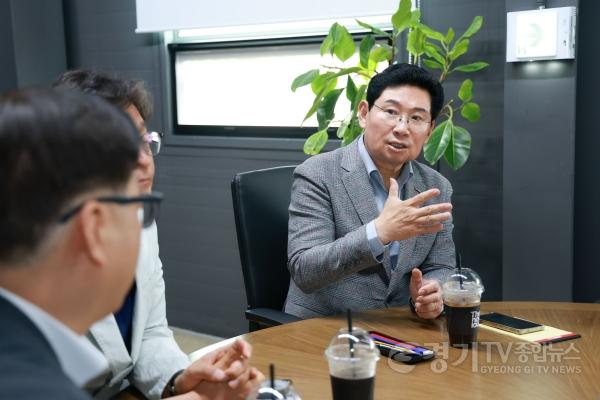 [크기변환]17-3. 이상일 용인특례시장이 1일 이동·남사읍 첨단시스템반도체 국가산단 보상이 이뤄지고 있는 현장사무실을 방문했다.jpg