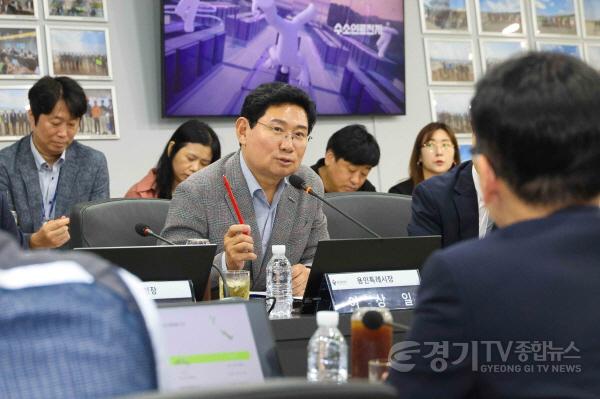 [크기변환]18-4. 이상일 용인특례시장이 1일 원삼면 용인반도체클러스터 일반산단 현장사무실을 방문해 SK하이닉스 관계자로부터 설명을 듣고 있다.jpg