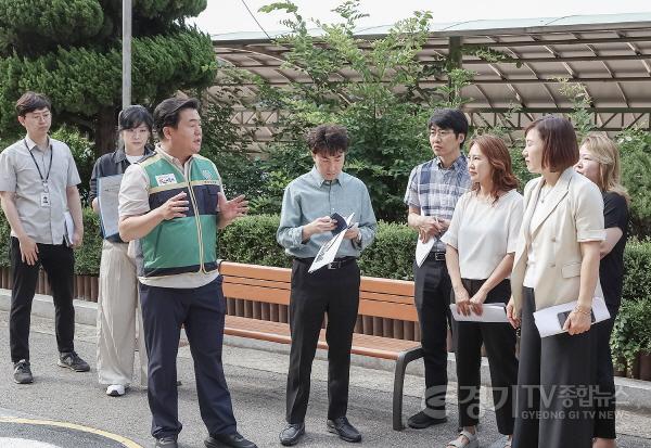 [크기변환]민선9기 취임 후 첫 현장 행정에 나선 임병택 시장이 2일 신천동, 은행동을 찾아 통학로 현장 안전점검을 하며 주민들과 대화하고 있다 (4).jpg
