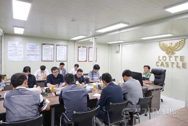 [크기변환]임병택 시장이 신축공사 현장을 찾아 현장 관계자들과 주민 피해 최소화를 위한 방안 마련 간담회에 참여하고 있다.jpg
