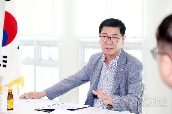 [크기변환]사진설명1  수원특례시의회 유재광 부의장이 3일 청사 환경관리원 간담회에서 근무환경 개선 방안에 대해 의견을 나누고 있다.jpg
