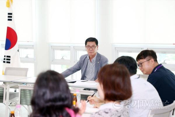[크기변환]사진설명2  수원특례시의회 유재광 부의장이 3일 청사 환경관리원 간담회에서 근무 현장의 애로사항을 청취하고 있다.jpg