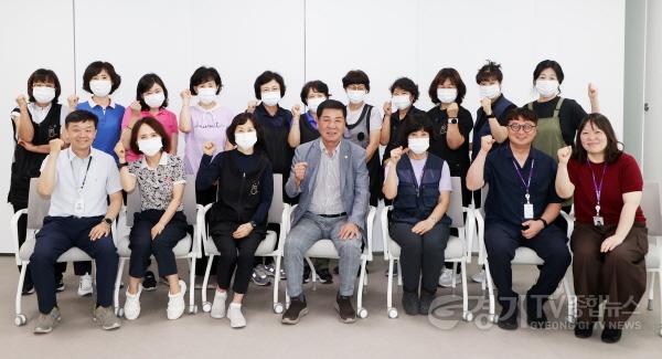 [크기변환]사진설명3  수원특례시의회 유재광 부의장이 3일 청사 환경관리원 간담회에서 참석자들과 기념촬영을 하고 있다.jpg