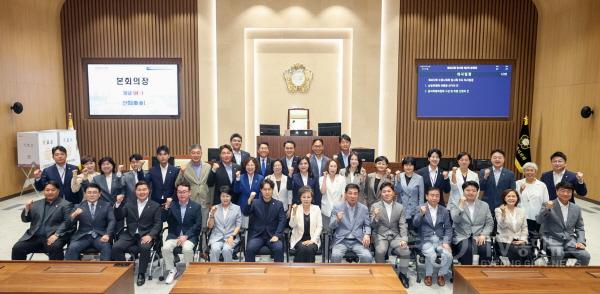 [크기변환]사진설명2. 수원특례시의회 의원들이 3일 본회의장에서 제402회 임시회 제2차 본회의를 마친 뒤 기념촬영을 하고 있다.jpg