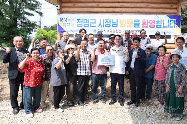 [크기변환]6-2. 정명근 화성특례시장이 제1호 화성특례시 햇빛소득마을 운영을 기념해 주민들과 함께 기념촬영을 하고 있다.jpg