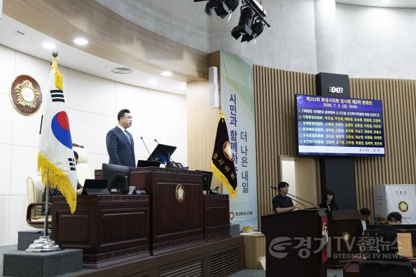 [크기변환]제2차본회의진행하는 이계철 의장.jpg
