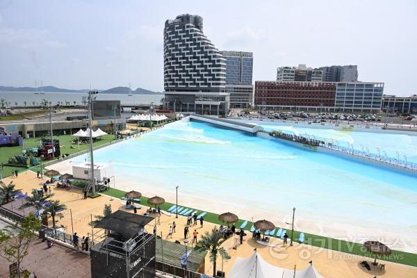 [크기변환]WSL 대회가 한창인 거북섬 웨이브파크 전경.JPG