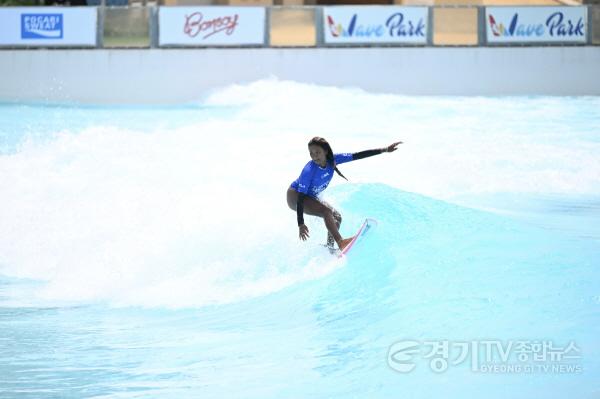 [크기변환]3일 거북섬 웨이브파크에서 열린 2026 WSL 시흥코리아 오픈 국제서핑대회 참가 선수들이 파도를 타며 치열한 승부를 펼치고 있다 (2).jpg