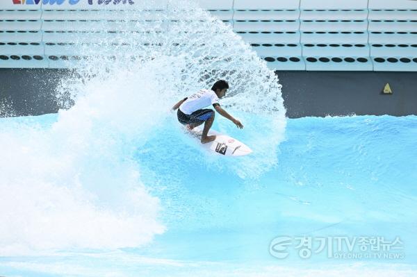 [크기변환]3일 거북섬 웨이브파크에서 열린 2026 WSL 시흥코리아 오픈 국제서핑대회 참가 선수들이 파도를 타며 치열한 승부를 펼치고 있다 (1).jpg
