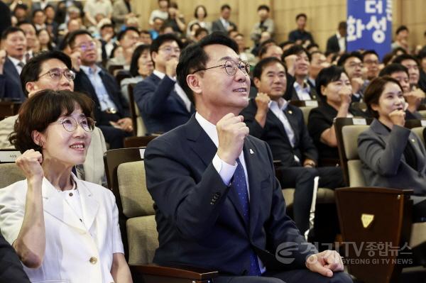 [크기변환]5-6. 정명근 화성특례시장이 취임식 참석자들과 함께 민선9기 출범을 다짐하고 있다.jpg