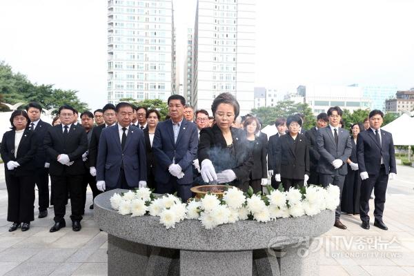 [크기변환]사진설명1  수원특례시의회 의원들이 2일 수원시 현충탑을 찾아 헌화 및 분향을 하고 있다.jpg
