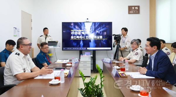 [크기변환]14-2. 이상일 용인특례시장(오른쪽)이 2일 용인서부소방서에서 열린 안전문화살롱 정기회의에서 참가자들과 인사를 나누고 있다.jpg