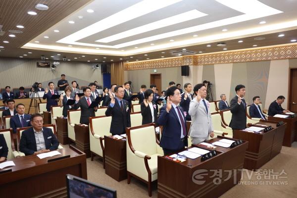 [크기변환]사진3) 의원선서하는 제10대 평택시의회 의원들.jpg
