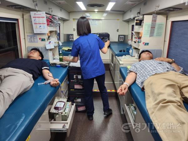 [크기변환](사진3) 화성산업진흥원 임직원과 유관기관 재직자가 헌혈 활동을 하고 있다.JPG