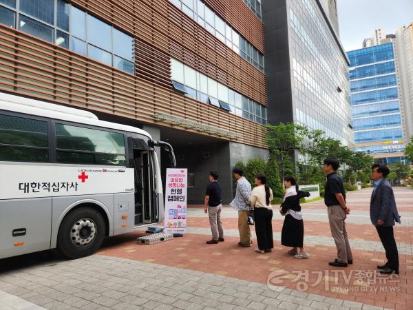 [크기변환](사진2) 동탄 인근 기업 재직자들이 헌혈을 하기 위해 대기하고 있다.JPG