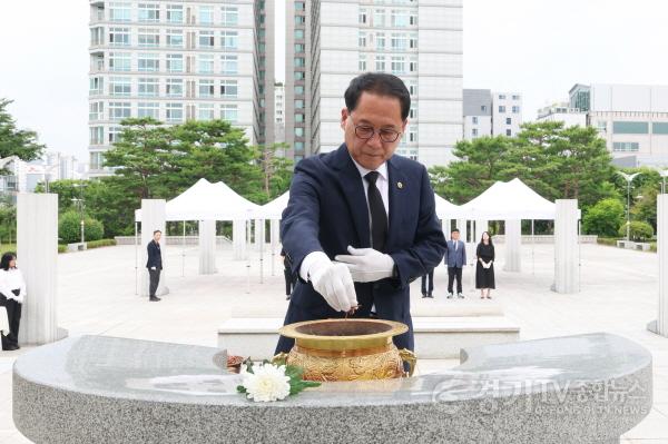[크기변환]260702 더불어민주당 현충탑 참배.JPG