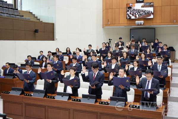 [크기변환]사진2. 용인특례시의회는 2일 의회 본회의장에서 제10대 의회의 개원식을 열었다. 의원 선서를 하고 있는 모습.jpg