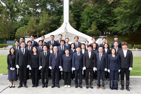 [크기변환]사진1. 용인특례시의회(의장 장성순)는 2일제10대 의회의 공식 출범을 알리며 현충탑을 참배했다.jpg