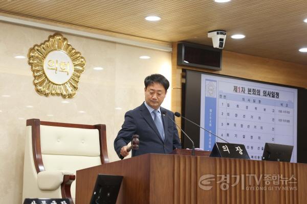 [크기변환]사진2] 제264회 임시회에서 의사봉 타봉하는 최재영 의장.jpg