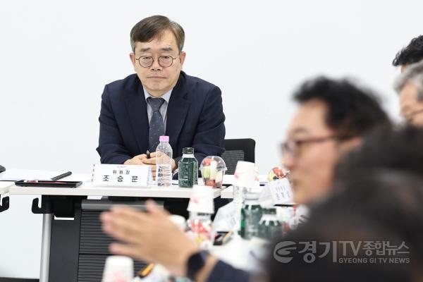 [크기변환]8-4. 화성미래비전위원회 전체회의에서 조승문 위원장이 회의를 주재하고 있다(4).jpg