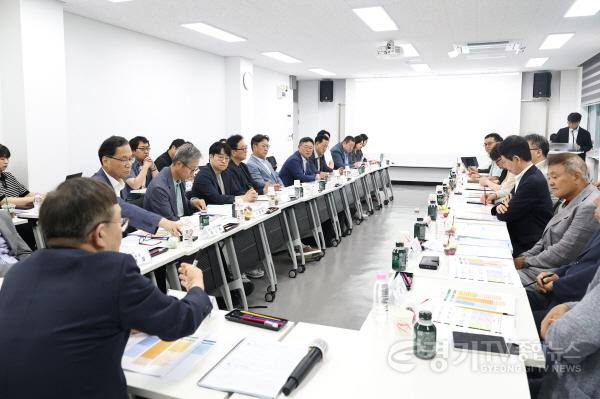 [크기변환]8-5. 화성미래비전위원회 전체회의에서 위원장 및 위원들이 회의를 하고 있다.jpg