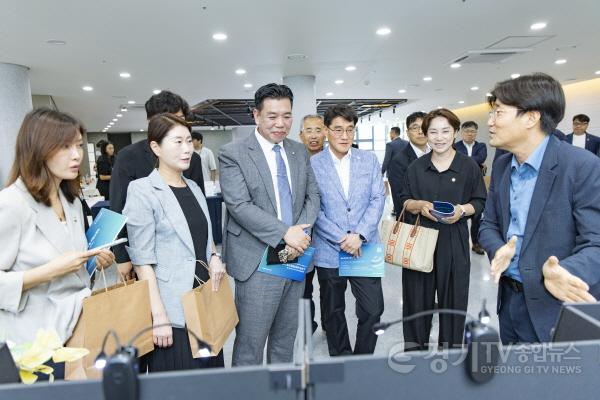 [크기변환]3.관계자설명듣는화성특례시의원.jpg