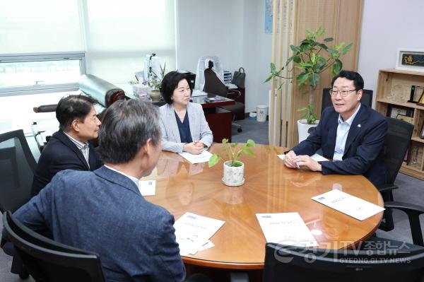 [크기변환]5-3. 정명근 화성특례시장, 송옥주 국회의원, 우희종 한국마사회 회장을 비롯한 한국마사회 관계자와 서울경마공원 화성 이전과 관련하여 협력 방안을 논의하고 있다.(2).jpg