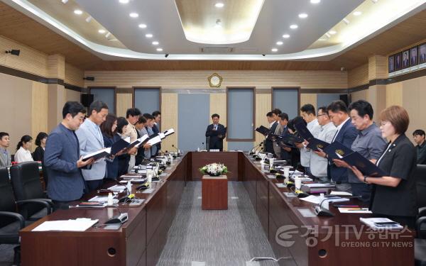 [크기변환]사진2] 청렴 서약식하는 평택시의회 의원들.jpg