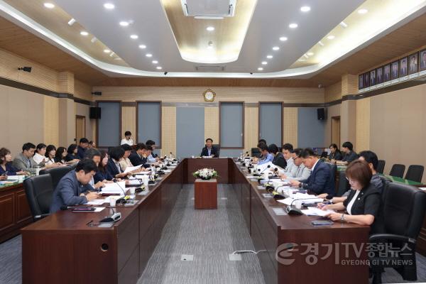 [크기변환]사진3] 7월 정기 의원 간담회 논의 중인 의원들.jpg