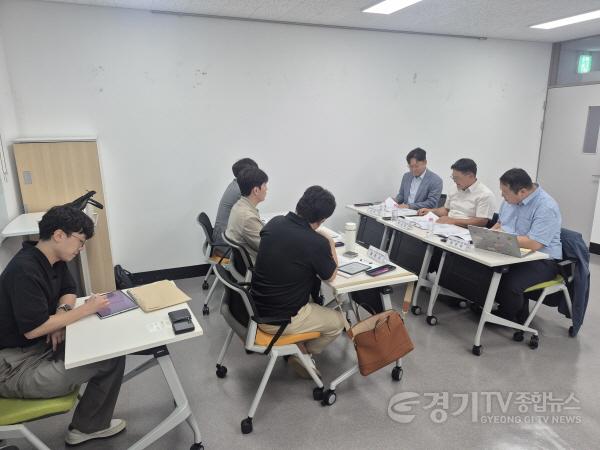[크기변환]6-2. 화성미래비전위원회 화성순환철도구축 구상 TF팀 관계자들이 순환철도 노선 구축 방안에 대해 회의를 진행하고 있다.jpg